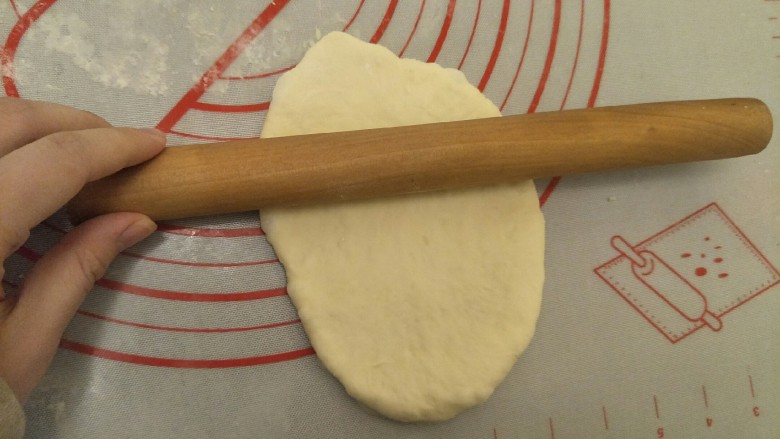 蒜香香肠热狗面包, 擀面杖擀成牛舌形，排出里面的大气泡。