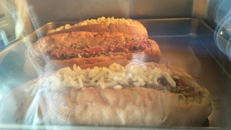 蒜香香肠热狗面包,烤箱160°烤20分钟，喜欢的话还可以放上芝士碎。