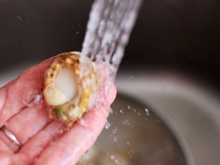 扇贝肉鸡蛋韭菜小炒,把扇贝肉用自来水冲洗干净。