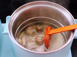 扇贝肉鸡蛋韭菜小炒,东菱早餐机汤锅里，加入适量的清水煮沸后，把腌制的扇贝肉焯一下水后，捞出沥干水分备用。