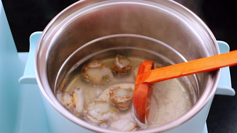 扇贝肉鸡蛋韭菜小炒,东菱早餐机汤锅里，加入适量的清水煮沸后，把腌制的扇贝肉焯一下水后，捞出沥干水分备用。