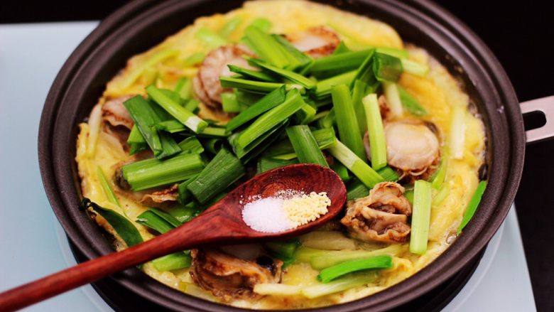 扇贝肉鸡蛋韭菜小炒,加入适量的盐和鸡精调味。