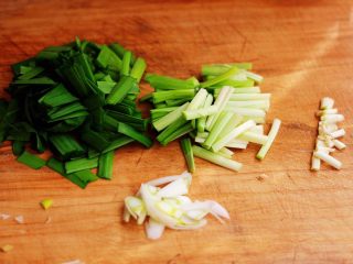 扇贝肉鸡蛋韭菜小炒,韭菜摘洗干净后，用刀切成段，葱切丝，把韭菜的根部切出不要。