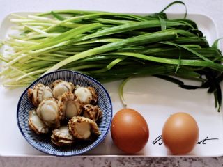 扇贝肉鸡蛋韭菜小炒,首先把食材备齐。