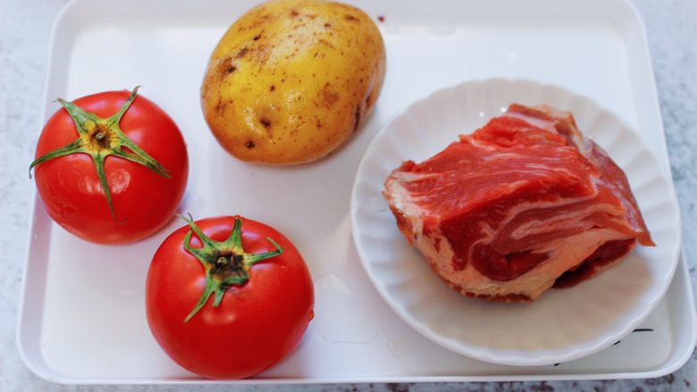番茄牛肉炖土豆,首先备齐所有的食材。