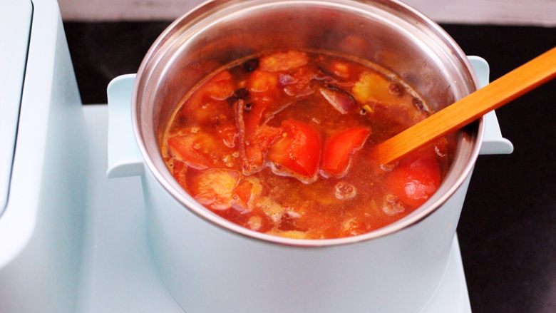 番茄牛肉炖土豆,这个时候把翻炒好的番茄倒入锅中。