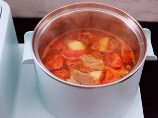 番茄牛肉炖土豆,看见锅中的汤汁变得越来越浓稠时。