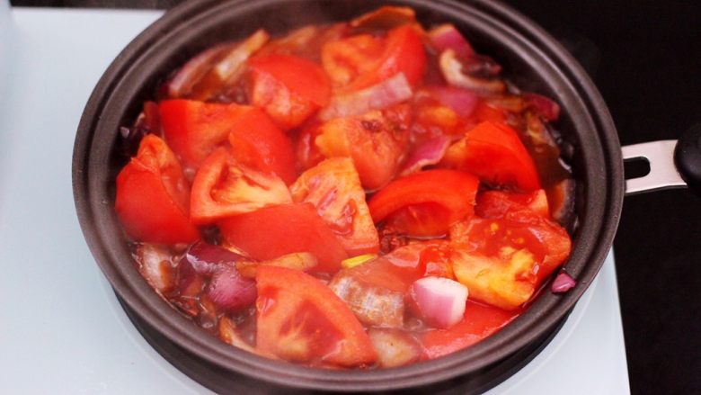番茄牛肉炖土豆,大火翻炒至番茄变软。