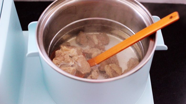 番茄牛肉炖土豆,另起汤锅里倒入适量的清水煮沸后，加入提前焯过水的牛肉块。