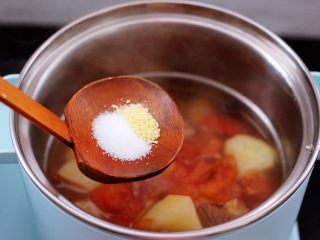 番茄牛肉炖土豆,加入适量的盐和鸡精调味。