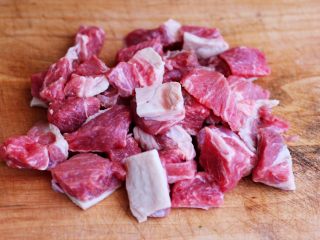 番茄牛肉炖土豆,牛肉洗净后，用刀切成小块。