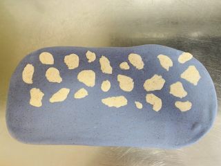 蓝天白云全麦小馒头,把20克的小面团揪成一各一各小的面块，随意摆放在面皮的三分之二处，再一次的擀平面皮。