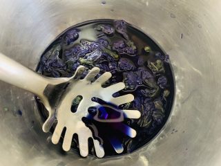 蓝天白云全麦小馒头,将10克的碟豆花，放入100克的水中在微波炉上加热浸泡出蓝色的液体放凉备用。