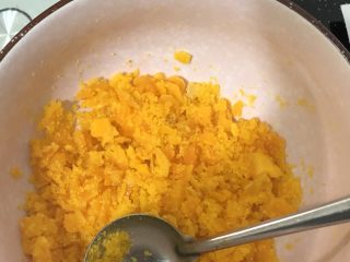 肉松蛋黄青团,烤熟的蛋黄用勺子压碎。