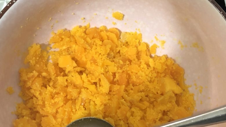 肉松蛋黄青团,烤熟的蛋黄用勺子压碎。