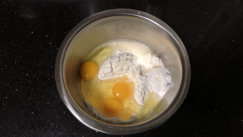 外酥内软的香甜干果萨琪玛,把面粉、鸡蛋液、泡打粉倒入盆中。