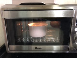 橙香戚风蛋糕,放入烤箱140度上下火烘烤45分钟后取出。
