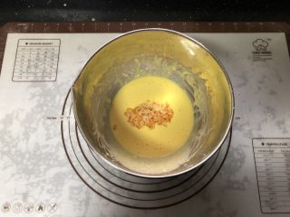 橙香戚风蛋糕,糖渍橙皮切成丁倒入蛋黄糊中。