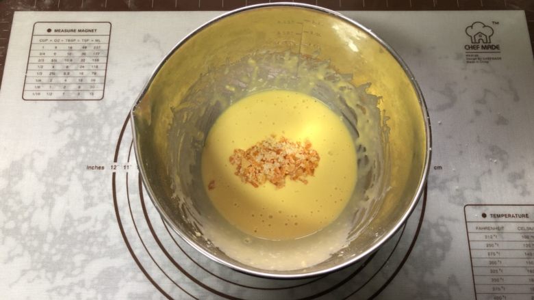 橙香戚风蛋糕,糖渍橙皮切成丁倒入蛋黄糊中。