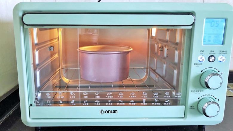 不消泡的可可戚风蛋糕,烤箱预热至上火140度，下火130度，放入模具于下层烘烤45分钟后立即取出倒扣，待彻底放凉后脱模。