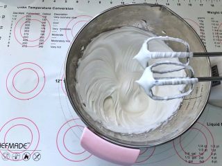 不消泡的可可戚风蛋糕,蛋白分三次加入白砂糖打至硬性发泡。