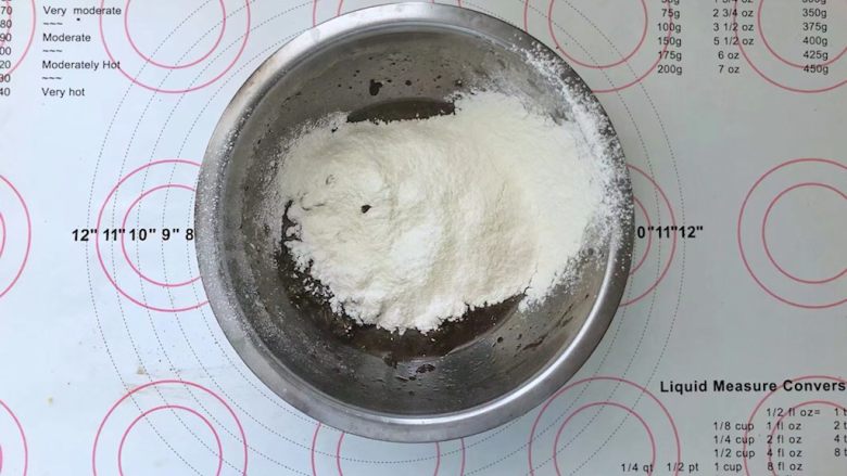 不消泡的可可戚风蛋糕,筛入低筋面粉。
