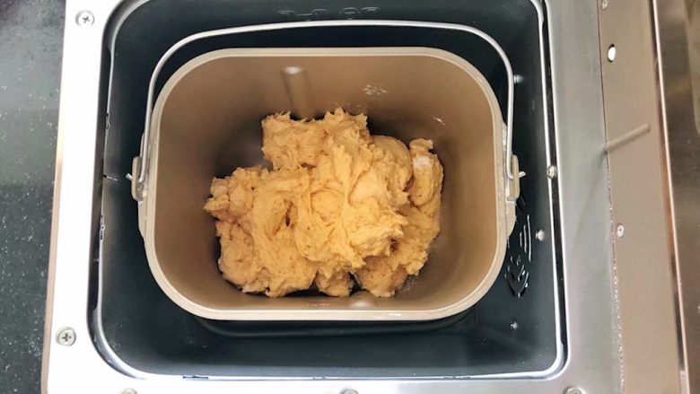 中种胡萝卜吐司,种面团撕成小块和主面团里除黄油和盐以外的所有材料一起放入面包机中启动揉面程序。