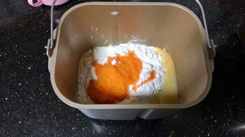中种胡萝卜吐司,把中种的材料放入面包机中。