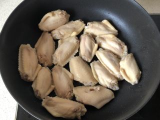 红烧鸡翅,锅烧热放少许油，下鸡翅煎至2面金黄
