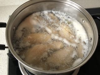 红烧鸡翅,煮开即可，洗净晾干水分