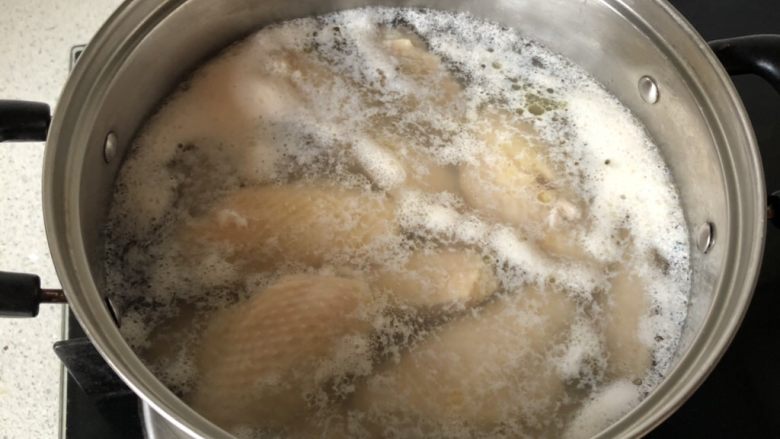 红烧鸡翅,煮开即可，洗净晾干水分