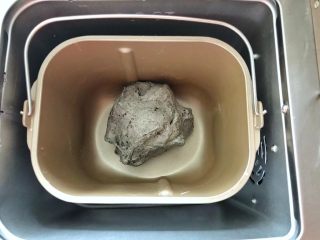 黑芝麻吐司(一次发酵）,启动面包机的揉面程序揉成光滑的面团。