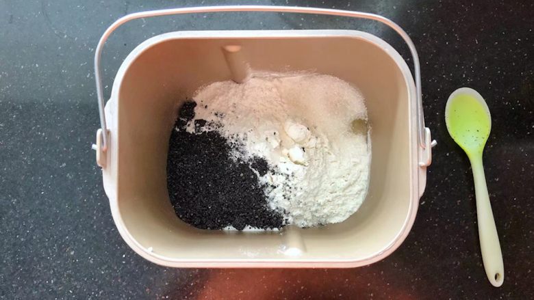 黑芝麻吐司(一次发酵）,把主面团里除黄油和干酵母以外的材料按照先液体后固体的顺序依次放入面包机中。