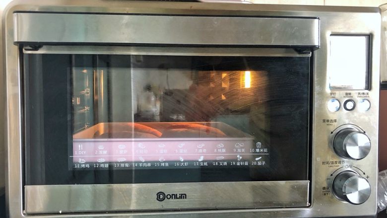 黑芝麻奶油紫薯包,放入烤箱140度上下火烘烤25分钟后取出。
