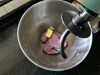 黑芝麻奶油紫薯包,待揉成面团后加入黄油。