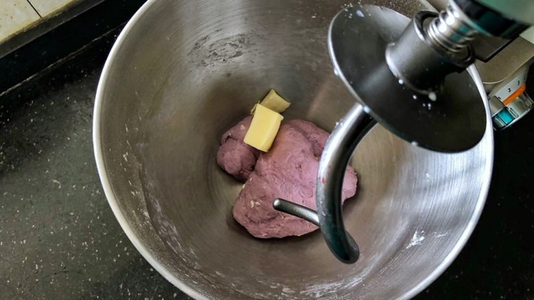 黑芝麻奶油紫薯包,待揉成面团后加入黄油。