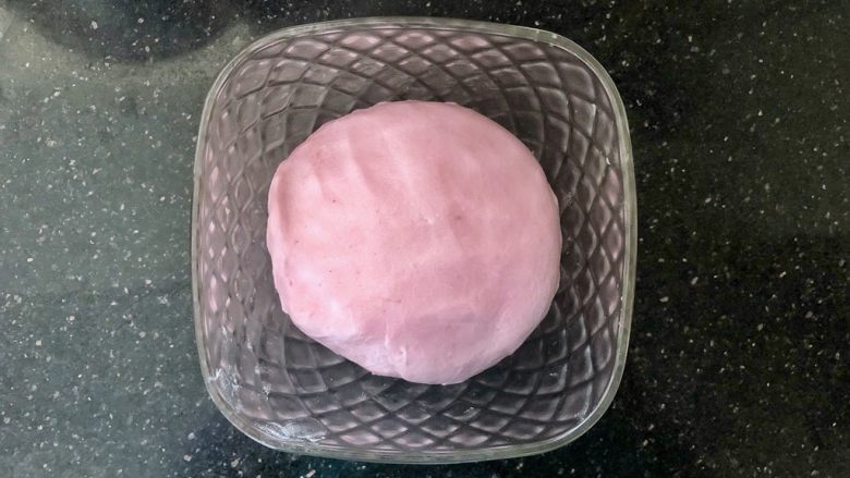 黑芝麻奶油紫薯包,放入碗中盖上保鲜膜进行一次发酵。