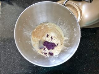 黑芝麻奶油紫薯包,首先把主面团里的所有材料放入厨师机中，启动揉面。