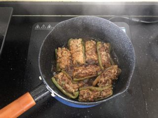 香辣可口的青椒酿肉,码放入煎好的青椒酿肉小火煨至入味后盛出。