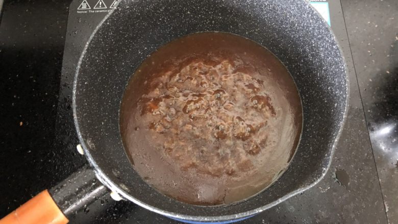 香辣可口的青椒酿肉,锅内的汤汁勾入少许水淀粉勾芡。