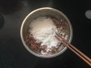 黑胡椒脆皮玉米香肠,放入玉米淀粉30克。