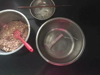 黑胡椒脆皮玉米香肠,盐渍羊肠衣清洗干净后泡入清水中30分钟以上，然后套在灌肠器上，末端打死结。