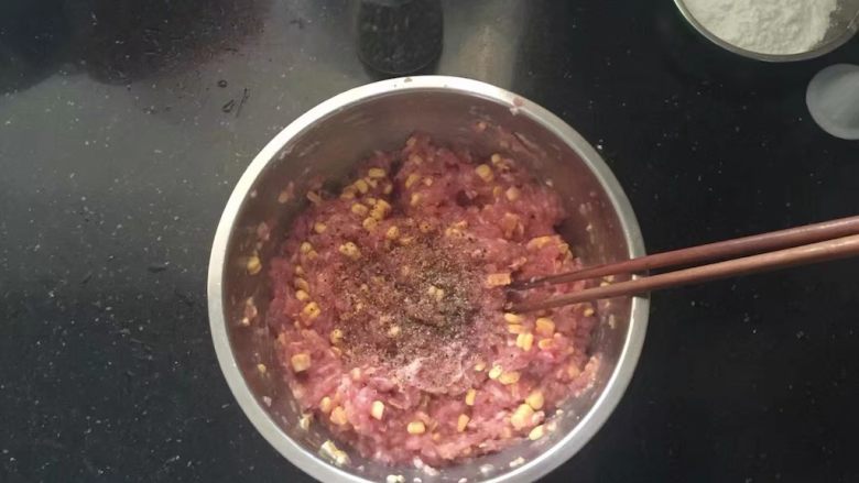 黑胡椒脆皮玉米香肠,接下来放入现磨黑胡椒碎5克。