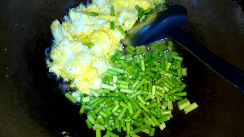 蒜苔榨菜炒鸡蛋,把鸡蛋铲到一边，放入蒜苔翻炒