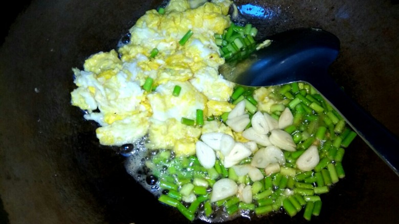 蒜苔榨菜炒鸡蛋,加入蒜片翻炒