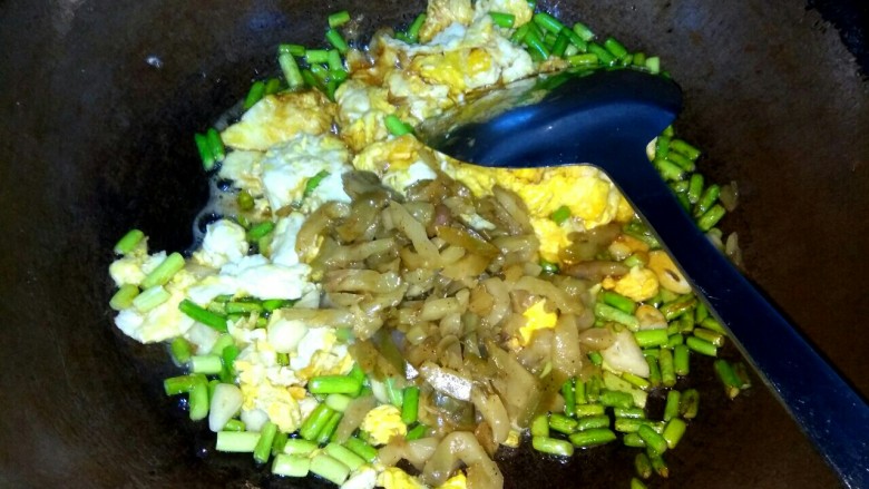 蒜苔榨菜炒鸡蛋,加入榨菜