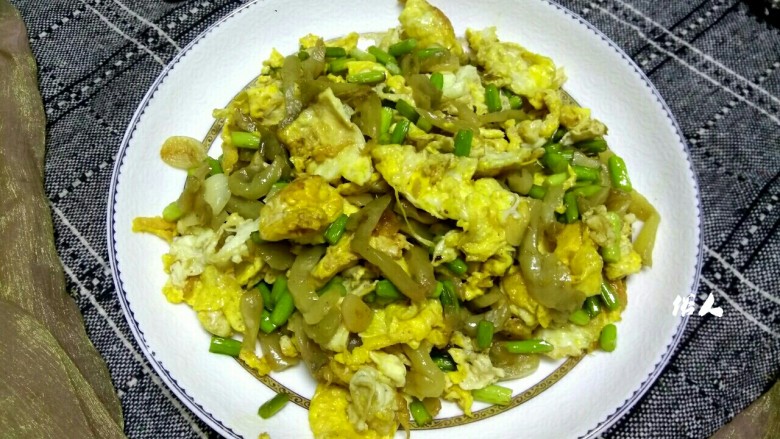 蒜苔榨菜炒鸡蛋,盛盘