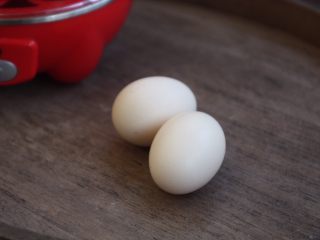 创意儿童辅食～蒸鸡蛋,将鸡蛋清洗干净。