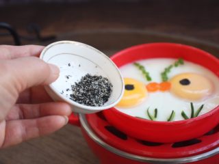 创意儿童辅食～蒸鸡蛋,小鱼鱼该吃食了，给它们喂点芝麻盐吧。
可以用芝麻盐或者其它的你喜欢的料蘸着吃。