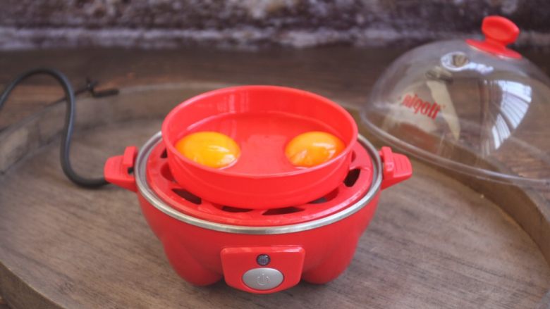 创意儿童辅食～蒸鸡蛋,磕入两只鸡蛋。